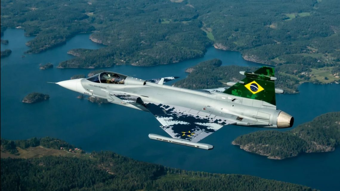 Novo caça da FAB faz voo de estreia na Suécia
