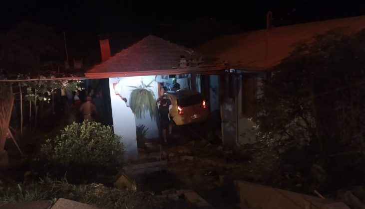 Casal de idosos morre após veículo invadir residência no oeste de SC