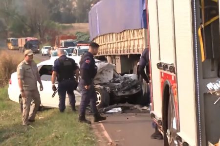 Antes de jogar carro contra caminhão, pai manda filho gravar vídeo: “Adeus, mãe”