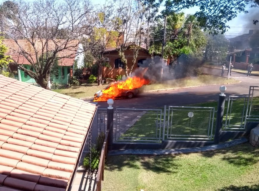 Veículo fica completamente destruído pelo fogo no Universitário