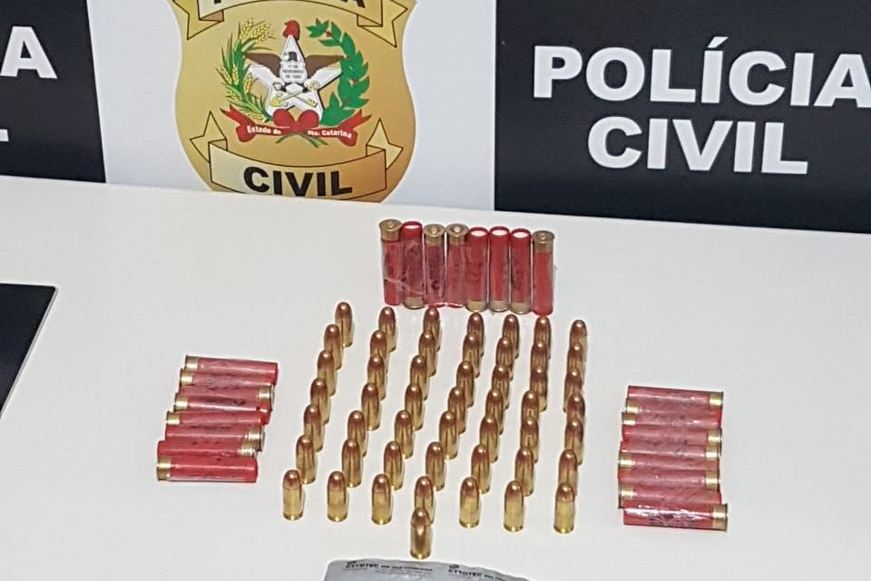 Servidor público é preso por comércio ilegal de munições e medicamentos em Chapecó