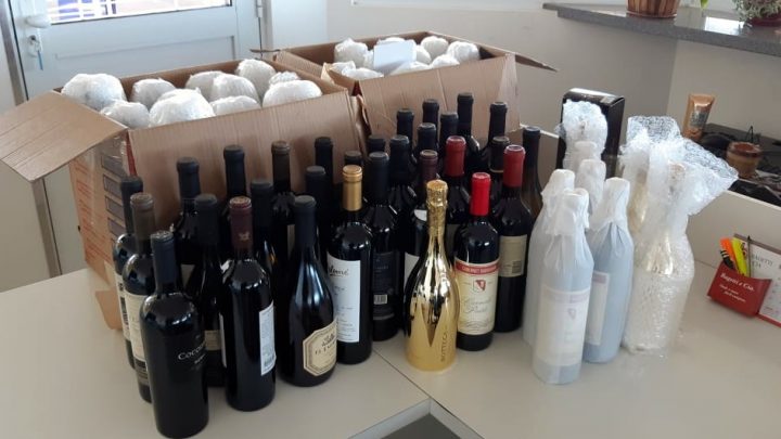 Vinho importado ilegalmente é apreendido na BR-163 em Guaraciaba