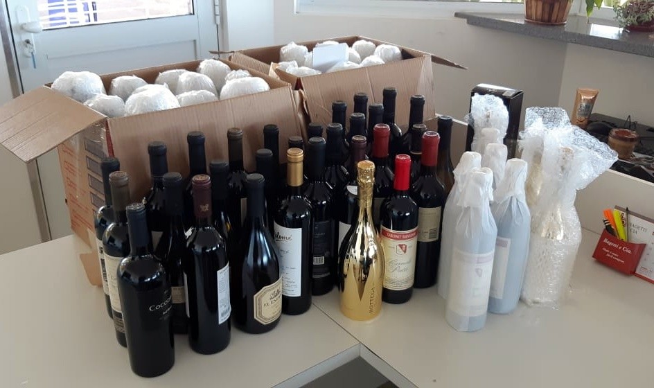 Vinho importado ilegalmente é apreendido na BR-163 em Guaraciaba