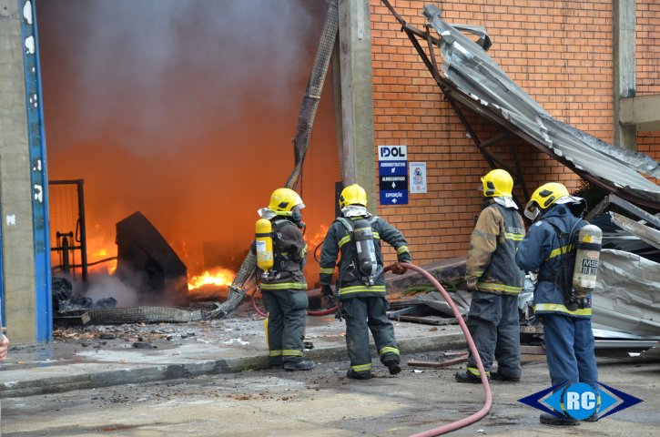 Fábrica de calçados é destruída por incêndio e acumula prejuízos de R$ 5 milhões