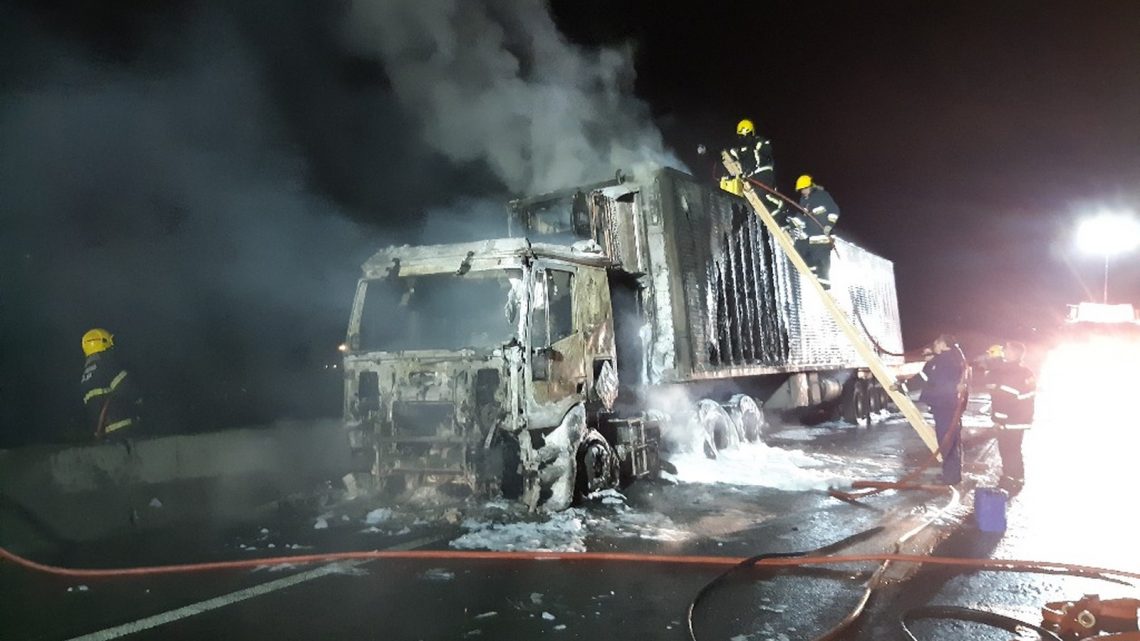 Carreta com 23 toneladas de carne fica destruída em incêndio no Litoral Norte catarinense; FOTOS