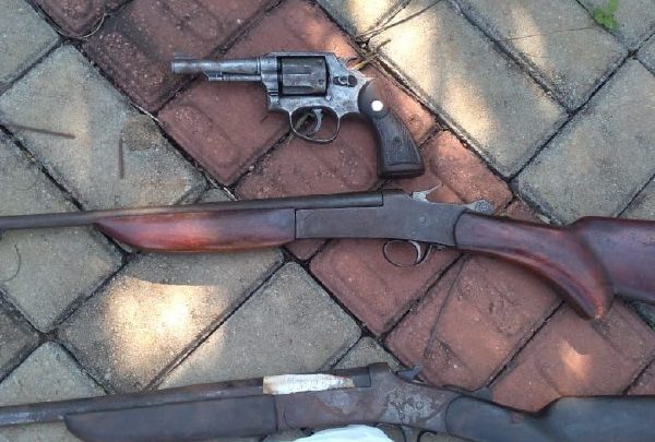 Homem é preso após denúncia de maus tratos a idoso e porte ilegal de armas de fogo em Guatambu-SC