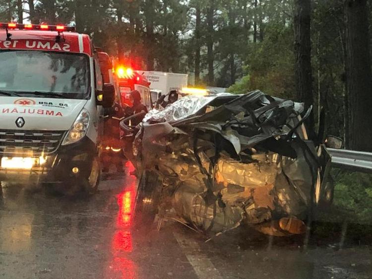 Acidente entre dois carros deixa quatro mortos na BR-282, em Águas Mornas