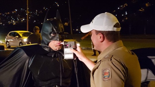 ‘Batman’ faz teste do bafômetro em SC