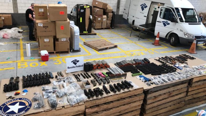 Receita Federal realiza apreensão de fuzis AR 15 e munições no Porto de Navegantes SC