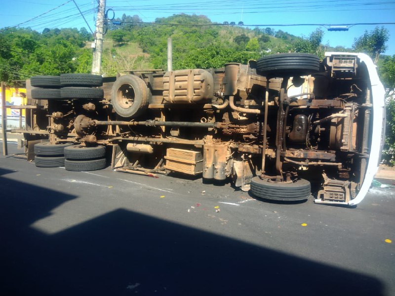 Caminhão carregado com leite colide com veículos e tomba em Seara