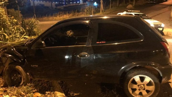 Adolescente pega carro do pai, foge da polícia e bate em poste no Alvorada
