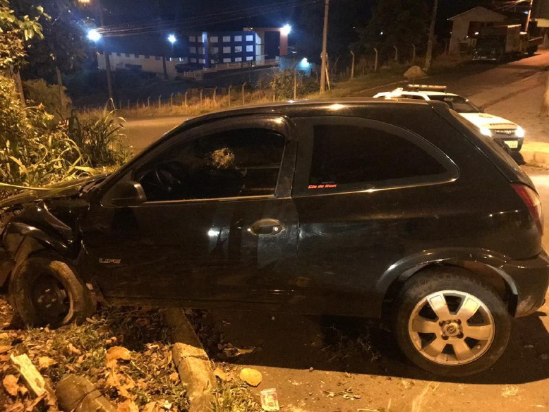 Adolescente pega carro do pai, foge da polícia e bate em poste no Alvorada