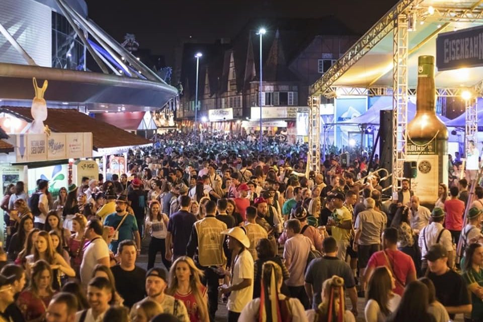 Dupla é presa suspeita de tentar furtar barril de chope na Oktoberfest