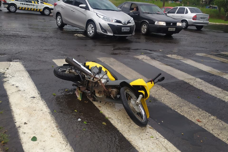 Acidente entre carro e moto é registrado no centro de Chapecó