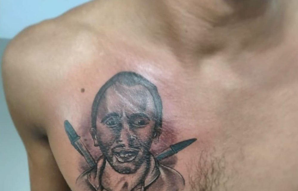 Estudante tatua rosto de autor do hit ‘Caneta azul’ no peito