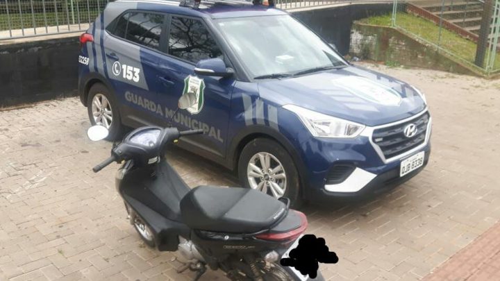 Após denúncia Guarda Municipal recupera motocicleta com registro de furto/roubo no Seminário