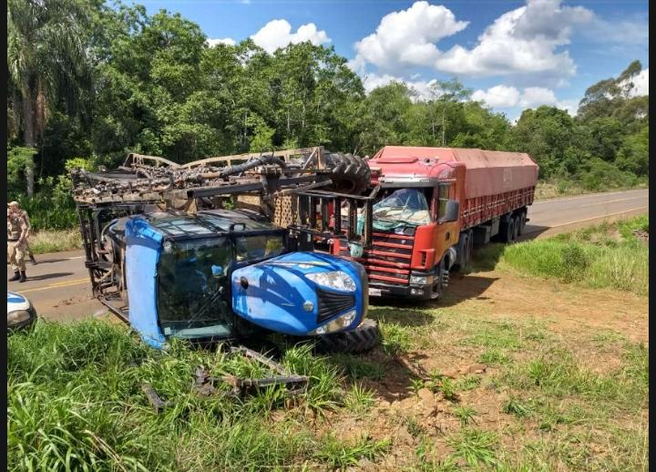 Colisão entre caminhão e pulverizador deixa operador ferido na SC-160