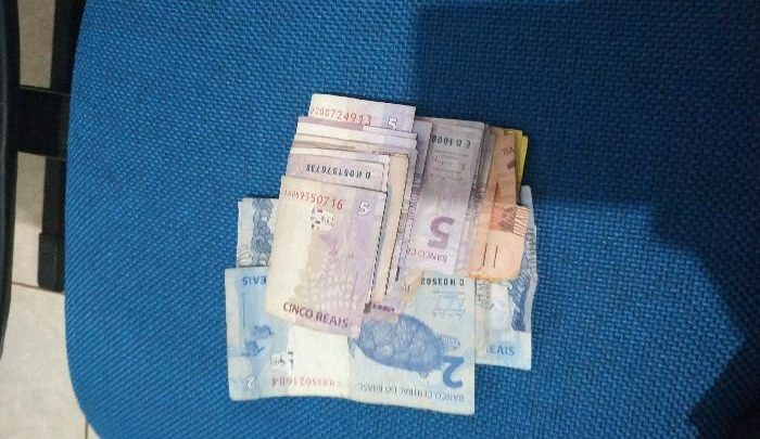 Assaltantes armados com faca roubam loja e levam dinheiro e celulares no bairro Universitário em Chapecó