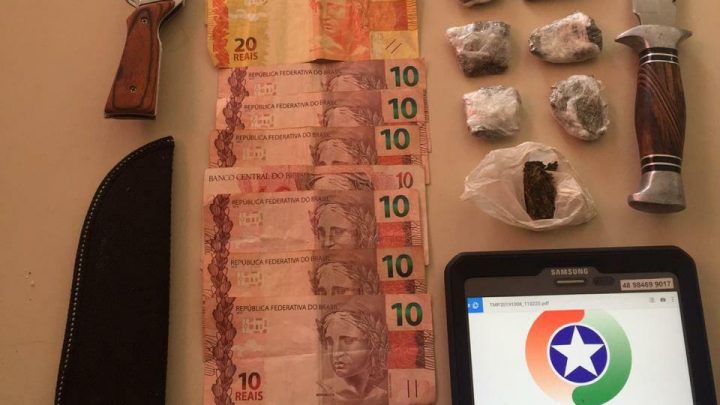 Três adolescentes são detidos com maconha, cocaína, dinheiro, punhal e canivete em escola no centro de Chapecó