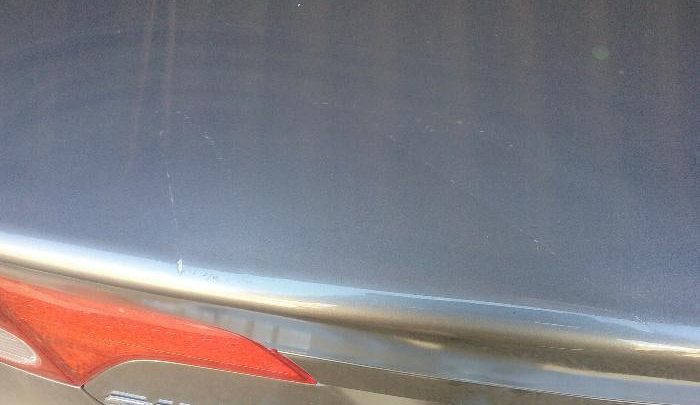 Mulher após ter água cortada depreda o carro do síndico com um facão em Chapecó