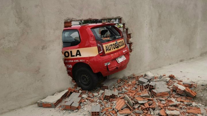 Motorista perde controle do carro em teste de baliza e derruba muro recém-construído