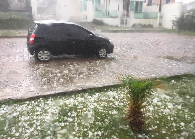 Temporal com granizo danifica telhados em Lagoa Vermelha no RS – Veja os vídeos impressionantes