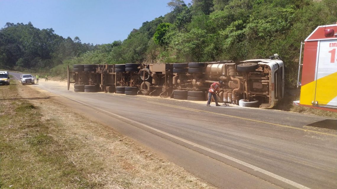 Caminhão tomba na SC-157 em Quilombo