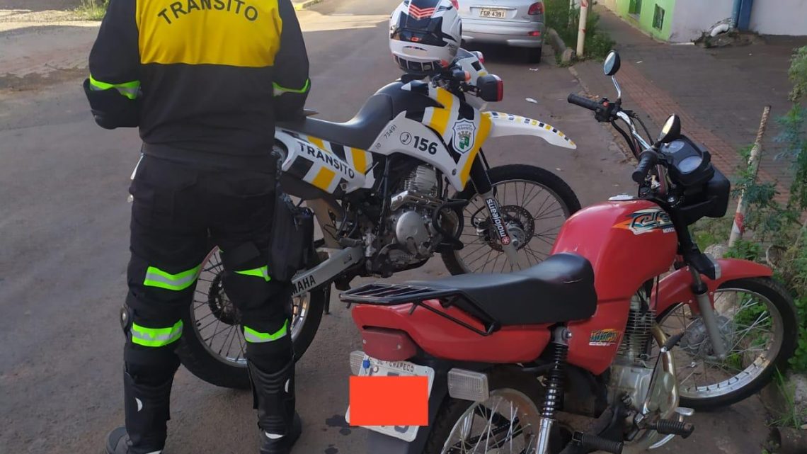 Agentes de trânsito recolhem motocicleta com quase 9 mil reais em débitos em Chapecó