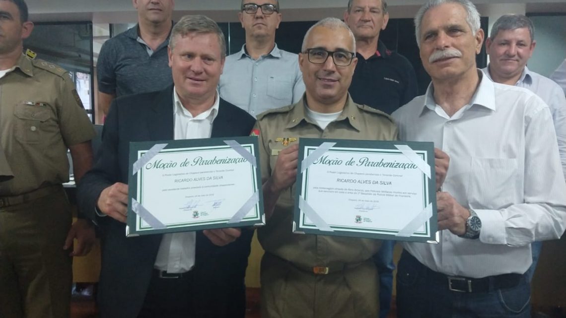 A pedido do vereador Derli Maier (MDB),o Tenente Coronel Ricardo Alves da Silva recebe homenagem.