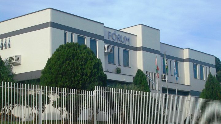 Réu que esfaqueou namorada por não aceitar fim da relação vai indenizá-la em R$ 20 mil