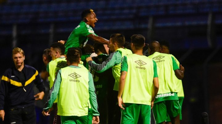 Chapecoense bate o Avaí e mantém vivo sonho de permanecer na série A