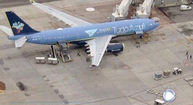 Avião com corpo de Gugu Liberato chega ao Brasil