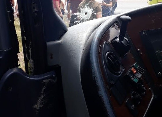 Duas pessoas são baleadas durante assalto a ônibus com sacoleiros de Chapecó