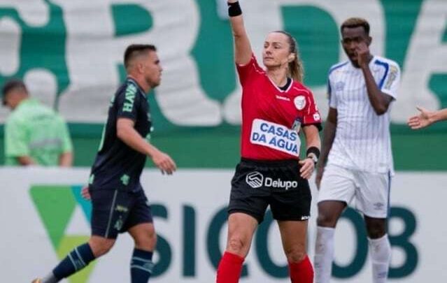 Árbitra catarinense é indicada ao quadro da FIFA
