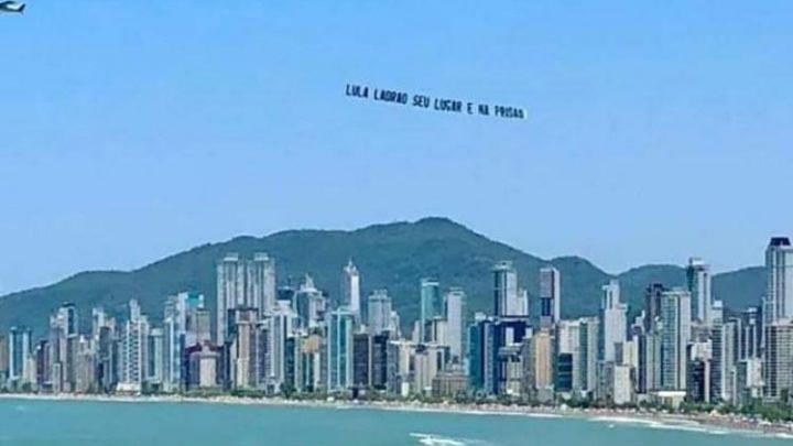 Avião sobrevoa Balneário Camboriú com faixa pedindo a prisão de Lula