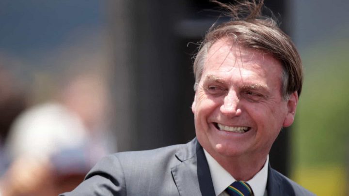 Bolsonaro assina carta de desfiliação do PSL