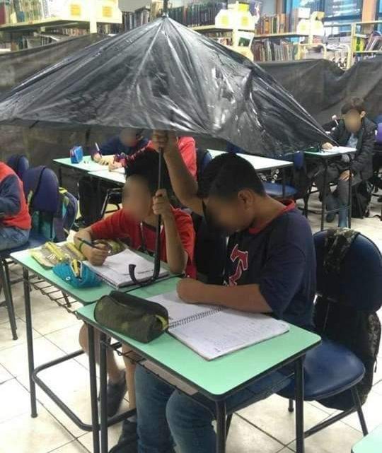 Alunos de escola utilizam guarda-chuva dentro de sala de aula no RS