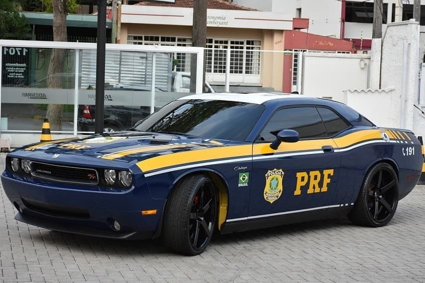 Dodge Challenger apreendido vira viatura da PRF no Paraná