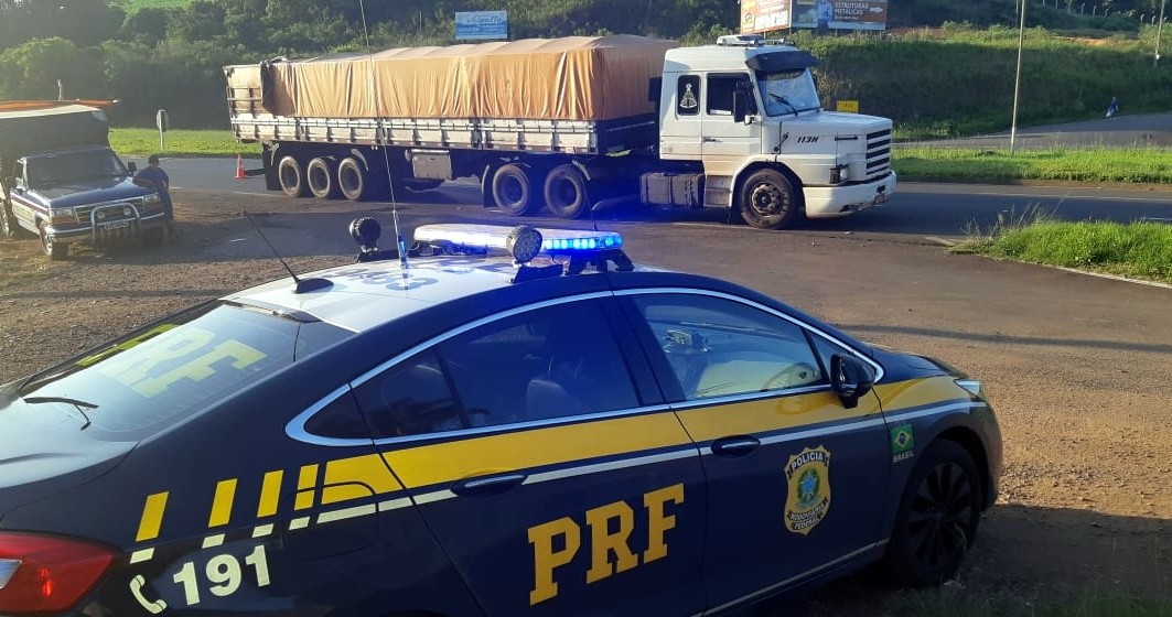 PRF flagra carreta com 400 mil maços de cigarros contrabandeados na BR-282 em Herval D`Oeste