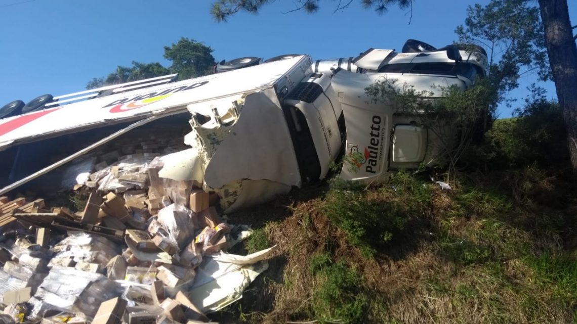 Caminhão de Chapecó tomba na SC-157 em Coronel Freitas