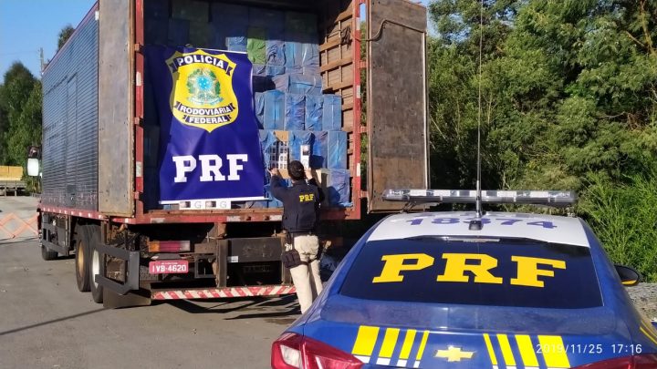 PRF flagra 450 mil maços de cigarros contrabandeados em caminhão BR-280 em SC