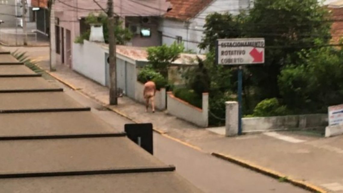 Homem é flagrado caminhando nu em via pública em Bento