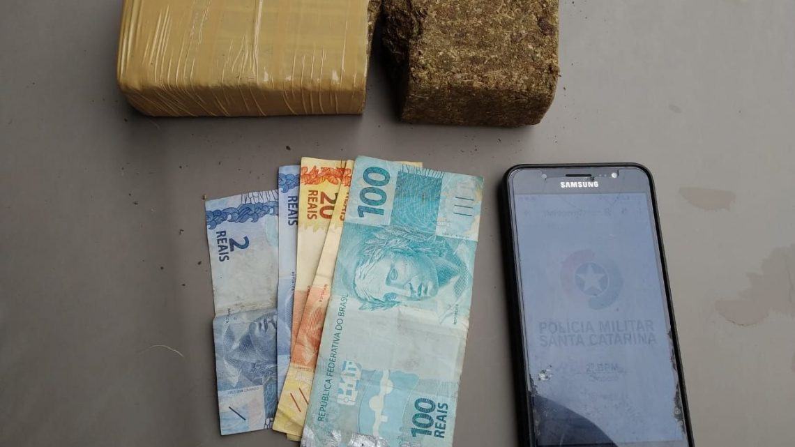 Após abordagem em veículo PM encontra tijolo de maconha em Chapecó Após abordagem em veículo PM encontra tijolo de maconha em Chapecó