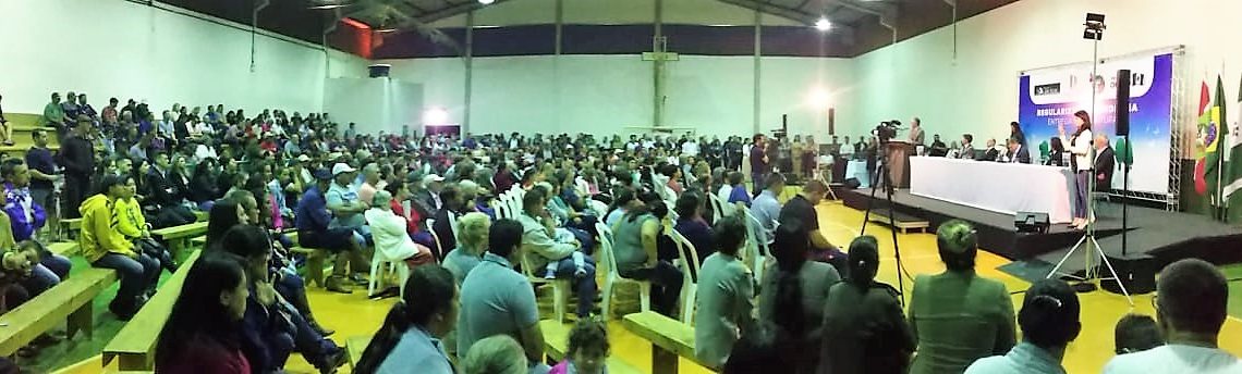 Alegria e satisfação marcaram a entrega de escrituras a 465 famílias em Chapecó