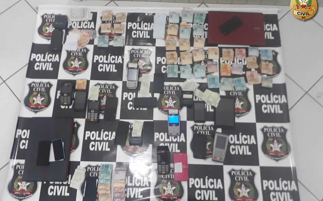 Polícia Civil cumpre 12 mandados e apreende dinheiro e máquinas em investigação de jogo de azar em Videira