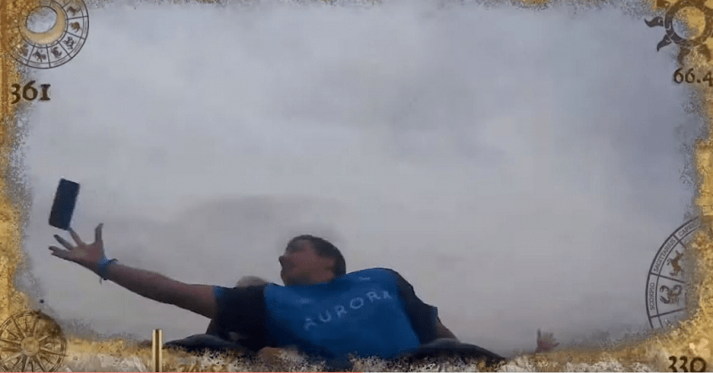 VÍDEO – Homem pega celular de desconhecido no ar em montanha-russa na Espanha