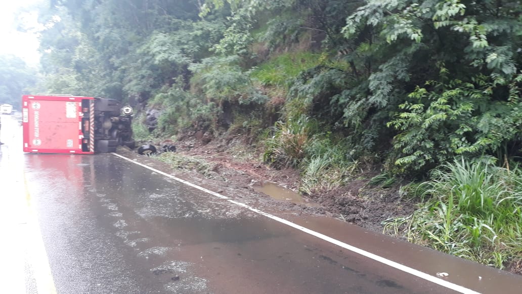 Caminhão com placas de Chapecó tomba na SC-157 em Formosa do Sul