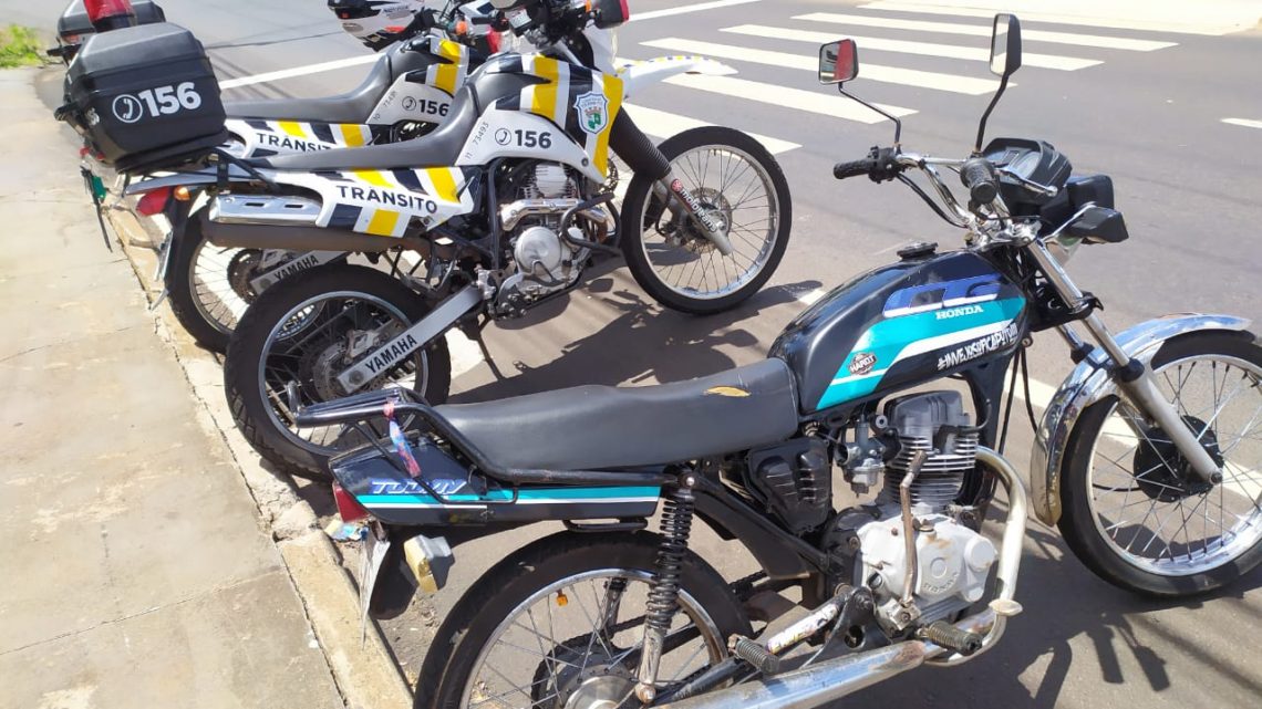 Agentes de Trânsito de Chapecó recolhem motocicleta com mais de R$ 37 mil em débitos