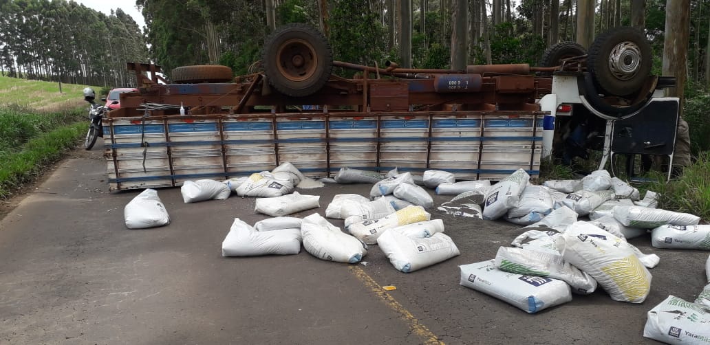 Caminhão tomba e bloqueia totalmente SC-161 em Palma Sola