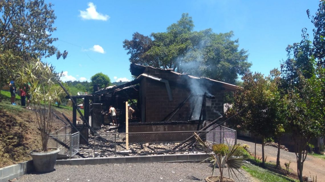 Residência é parcialmente destruída pelo fogo no interior de Xaxim